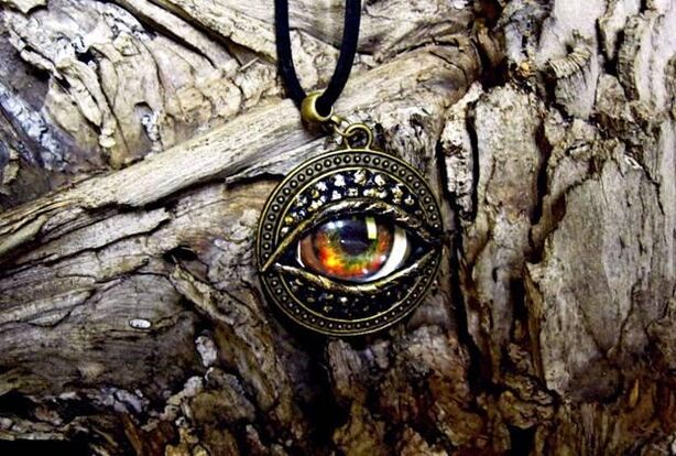 Amulet pendant to bring prosperity and luck to life